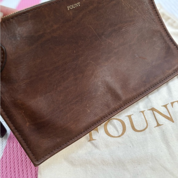 Brown Clutch with Wristlet Elegant Design - Picture 3 of 9